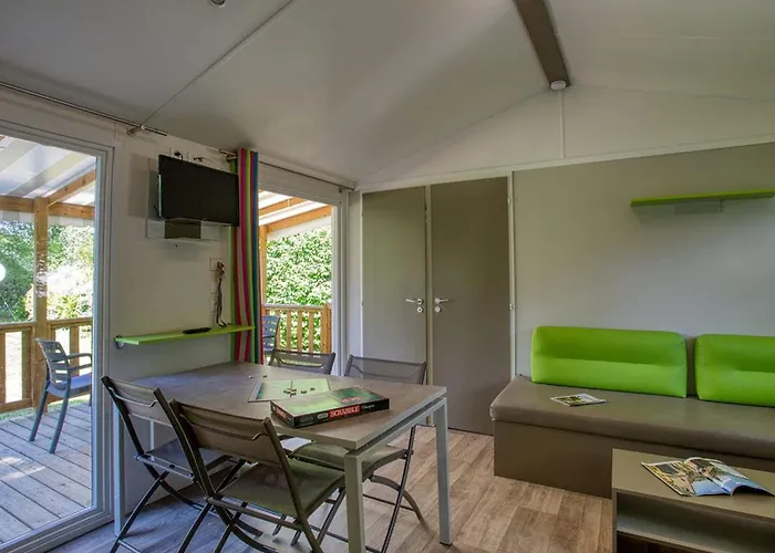 Camping Mobil-home Avec Terrasse, 6 Personnes - Api-1-52-926 *